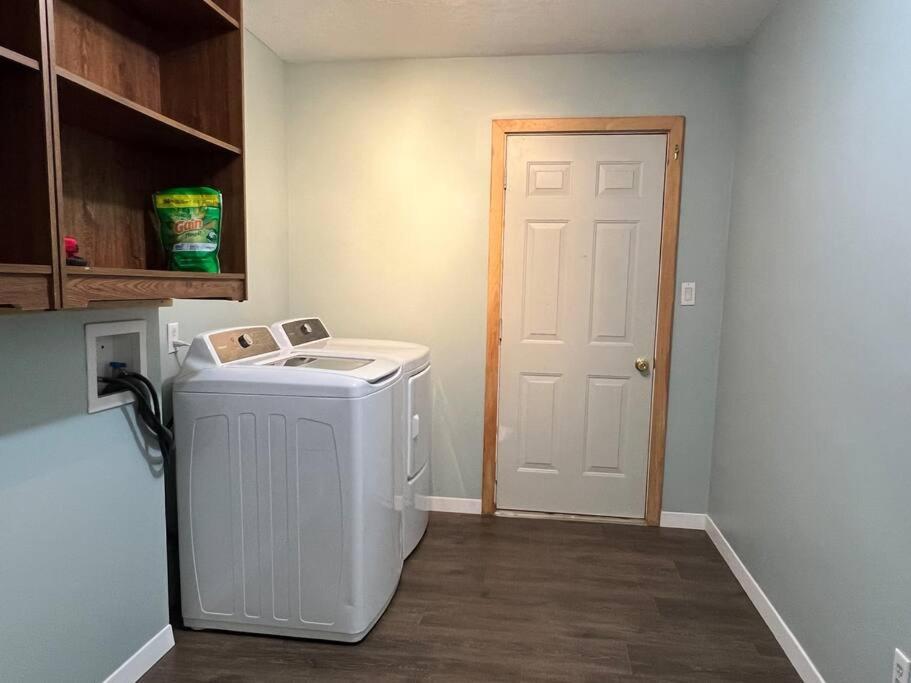 Family Friendly Cottage ☆Walking Distance To Beach ライオンズ・ヘッド エクステリア 写真