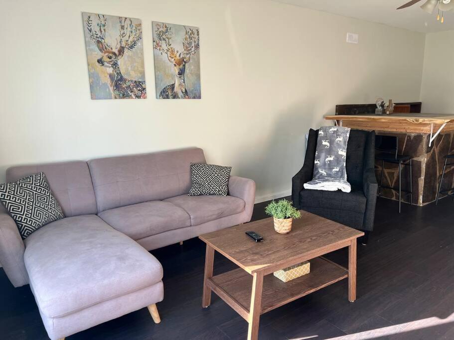 Family Friendly Cottage ☆Walking Distance To Beach ライオンズ・ヘッド エクステリア 写真
