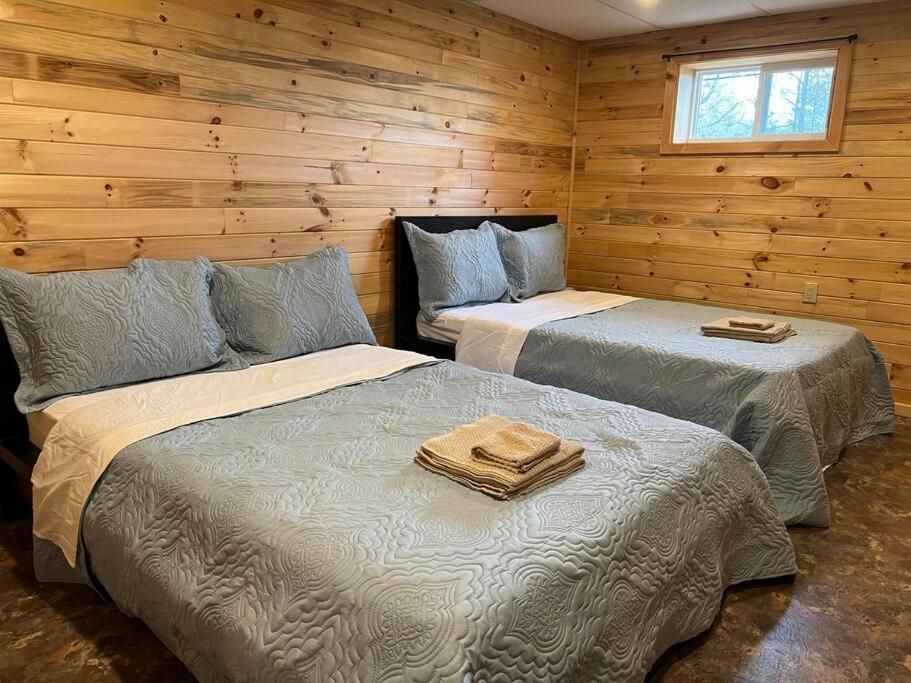 Family Friendly Cottage ☆Walking Distance To Beach ライオンズ・ヘッド エクステリア 写真