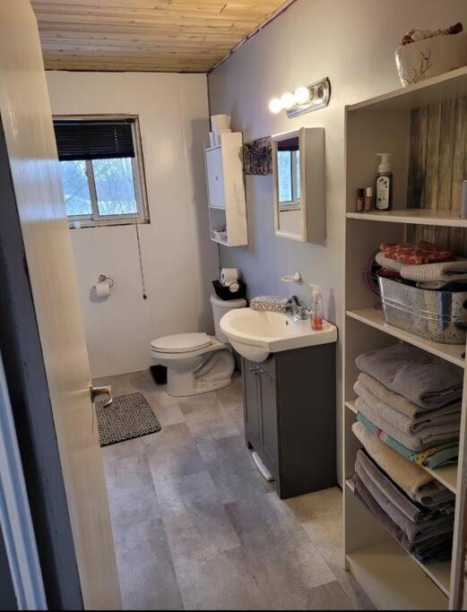Family Friendly Cottage ☆Walking Distance To Beach ライオンズ・ヘッド エクステリア 写真